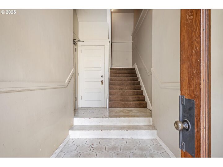 Property Photo:  839 SW Green Ave  OR 97205 