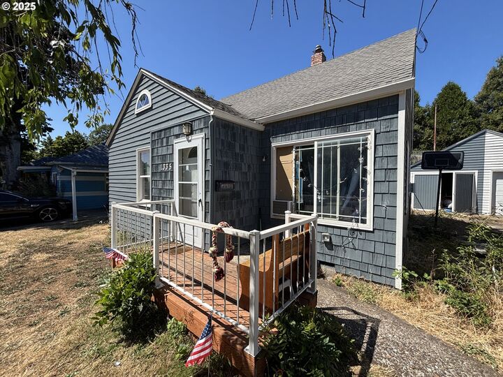 Property Photo:  1335 Lee St SE  OR 97302 