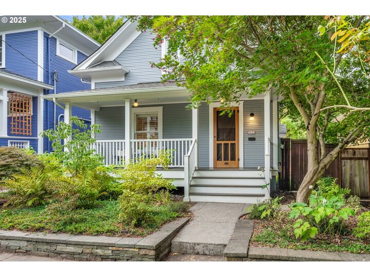 Property Photo:  3632 SE Washington St  OR 97214 