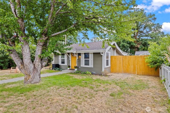 Property Photo:  102 E Manitoba Avenue  WA 98926 