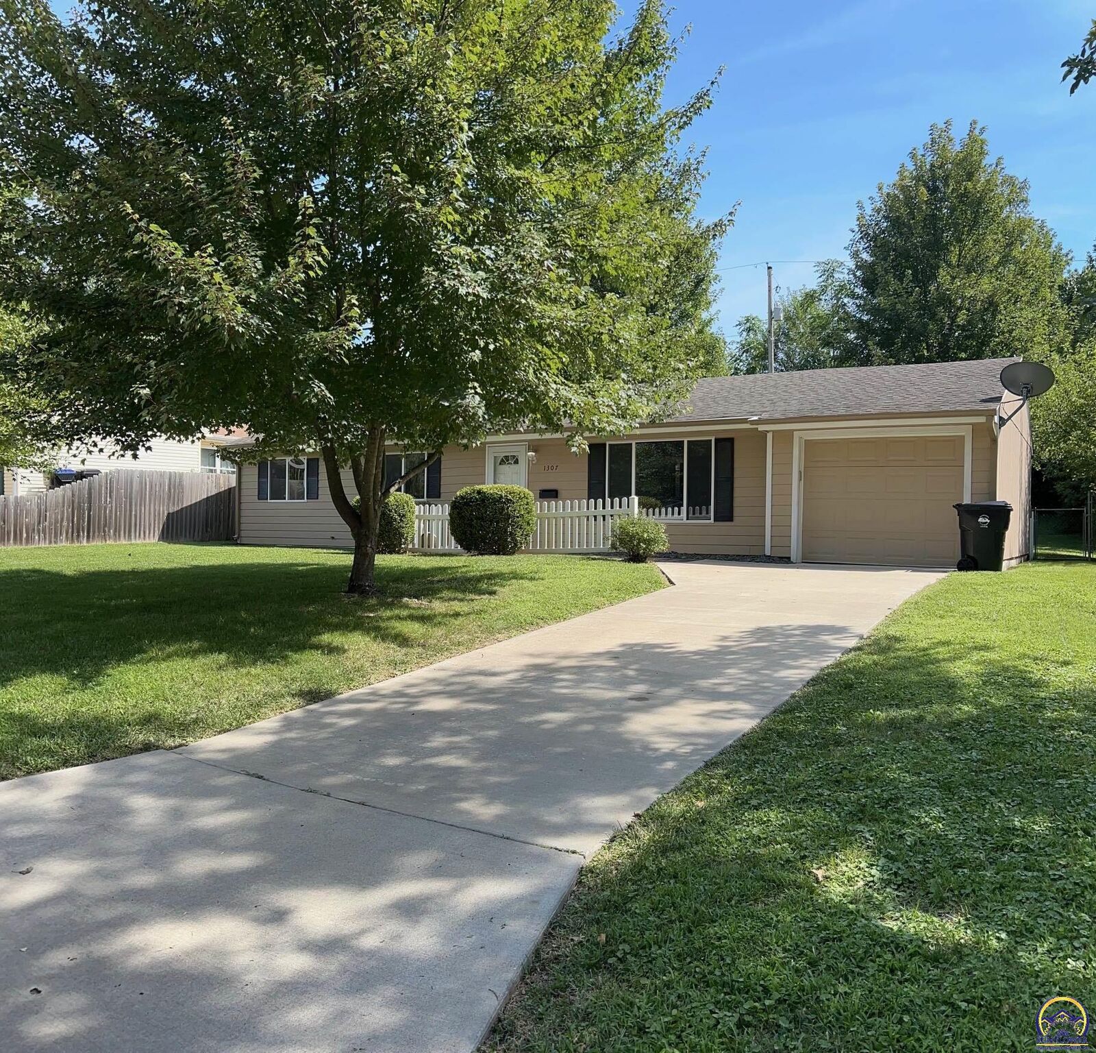 Property Photo:  1307 SW 31st St  KS 66614
