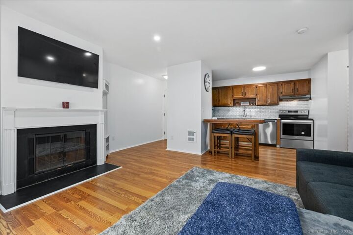 Property Photo: 267 West Cedar Street Apt 6A CT 06854