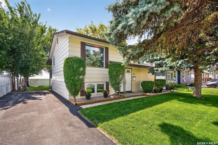 1231 Spadina Street  Moose Jaw SK S6H 7G5 photo