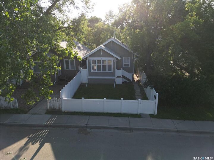 Property Photo:  810 Cameron Street  SK S4T 2S3 