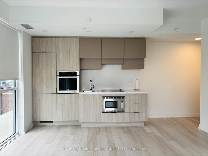 Property Photo: 39 Roehampton Avenue 609 ON M4P 1P9