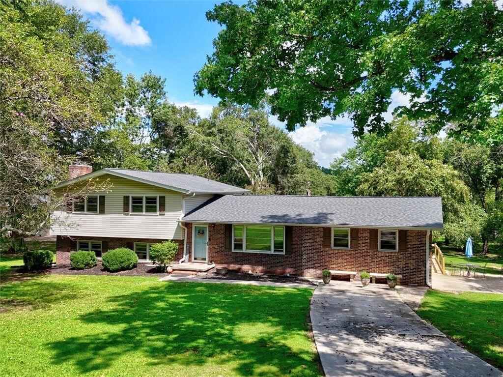 Property Photo: 107 Meadow Lane SC 29657