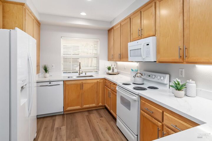 Property Photo:  852 Diablo Avenue 102  CA 94947 