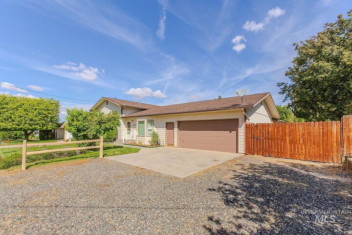 Property Photo:  2406 Linda Lane  WA 99403 