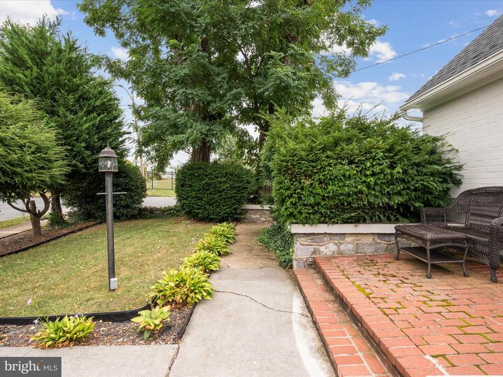 Property Photo: 25 E Hart Street VA 22601