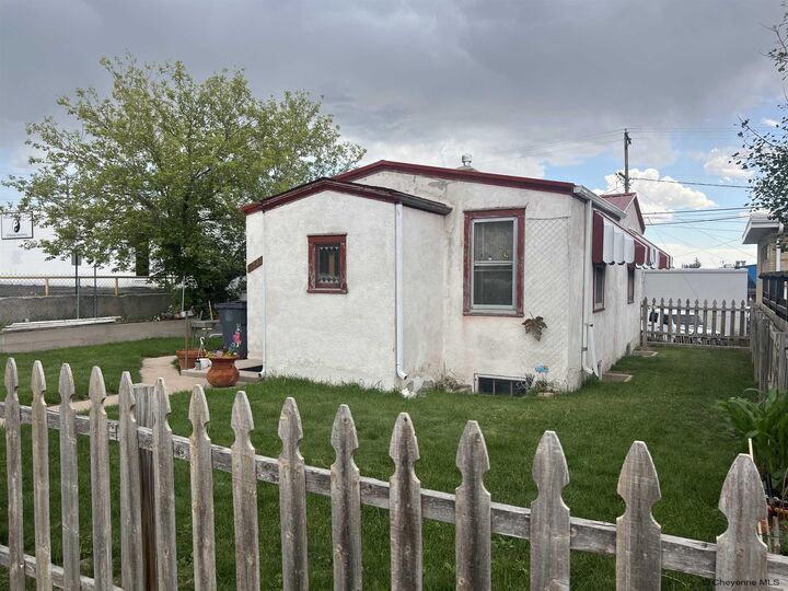 Property Photo: 2015 E 15th St WY 82001