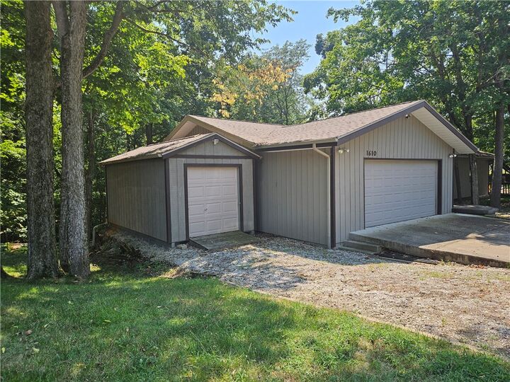 Property Photo: 1610 Robin Court IL 62549