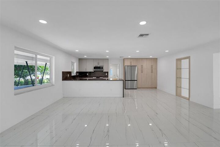 Property Photo: 121 SE 8th St FL 33060