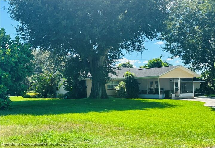 Property Photo: 201 Dal Hall Boulevard FL 33852