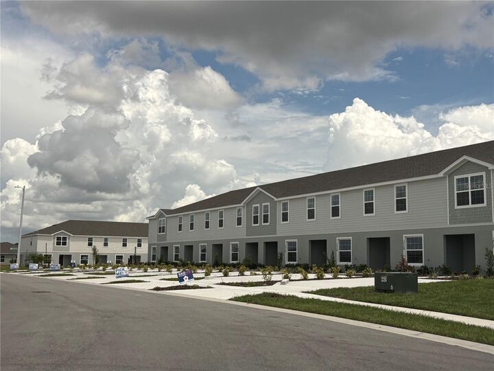 Property Photo:  325 Wharf Way  FL 33881 