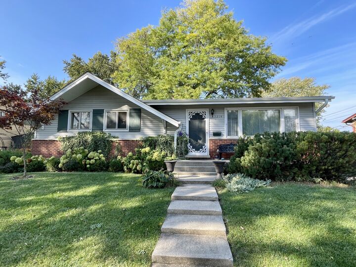 1214 N Crabtree Lane  Mount Prospect IL 60056 photo