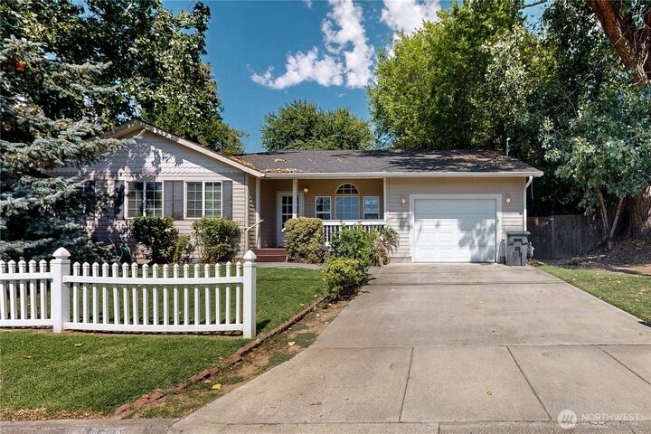 Property Photo: 633 SE 6th Street WA 99324