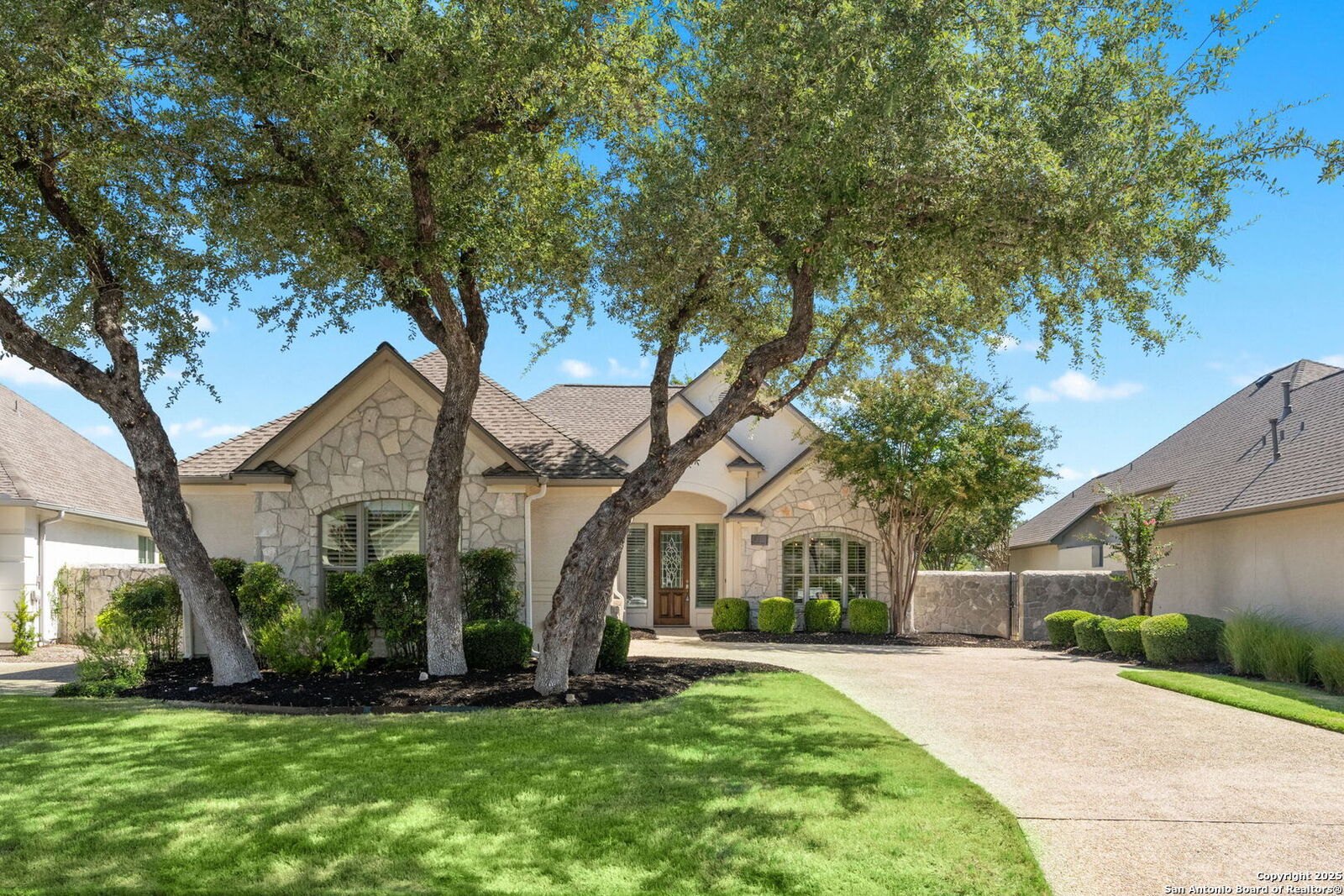 Property Photo: 207 Garden Hl TX 78260