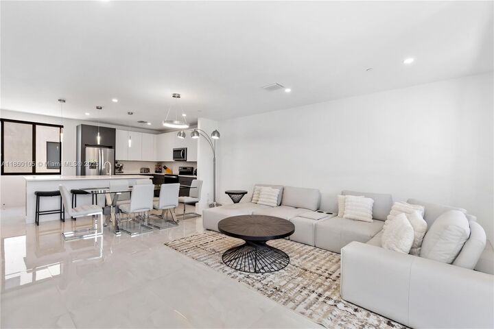Property Photo:  436 SE 12th Ct  FL 33316 