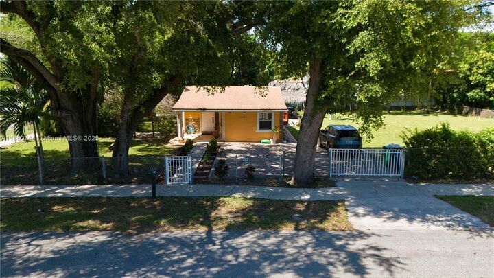 2081 NW 104th St  Miami FL 33147 photo