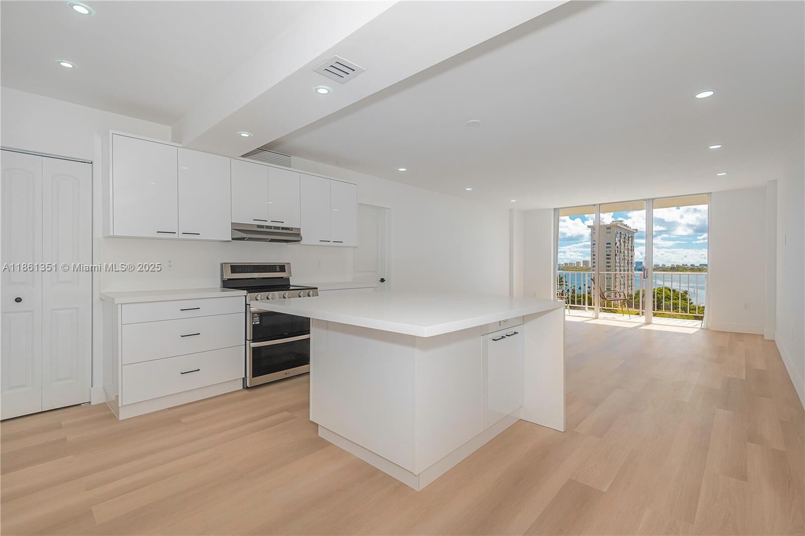Property Photo: 11111 Biscayne Blvd 11G FL 33181