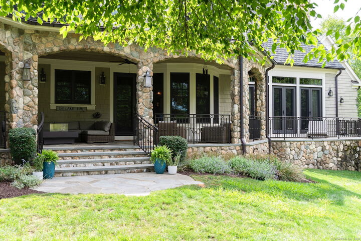 Property Photo:  61 Waterside Lane  CT 06107 