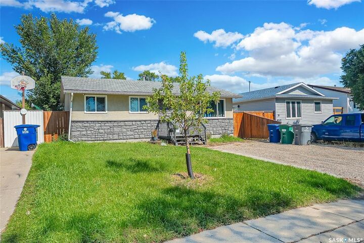 Property Photo:  42 Dominion Crescent  SK S7L 4N7 