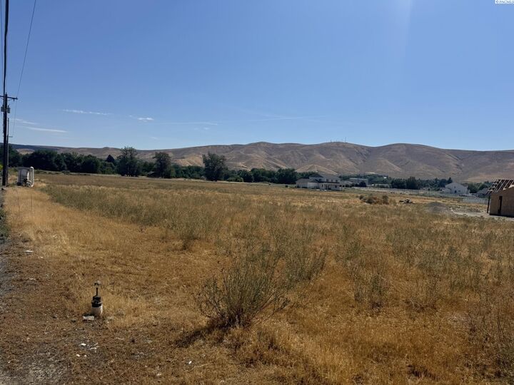 Property Photo:  5811 S Moore Rd Lot 1  WA 99350 