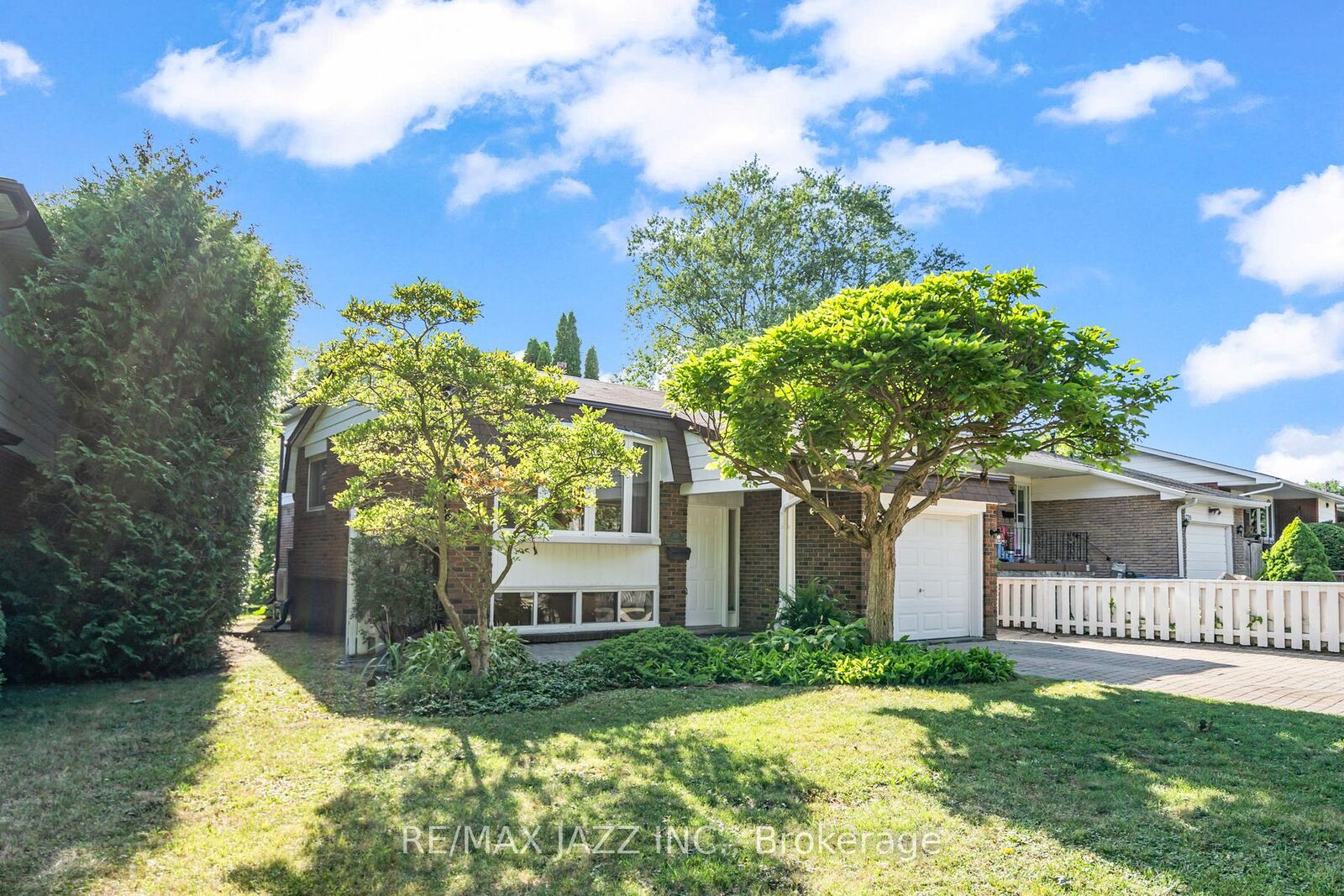 Property Photo:  230 Lorindale Drive  ON L1H 6X4 