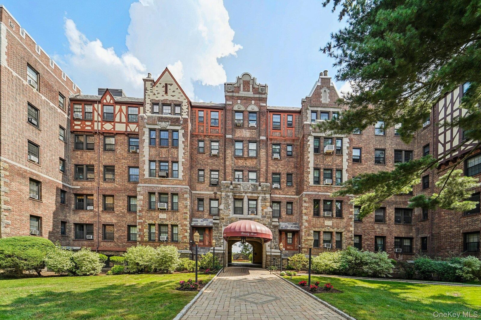 Property Photo: 23 Old Mamaroneck Road Unit #2E NY 10605