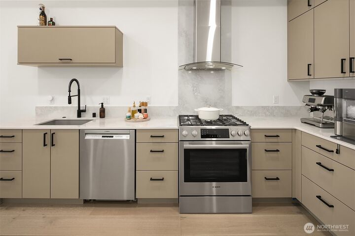 Property Photo:  375  Kirkland Avenue 326  WA 98033 
