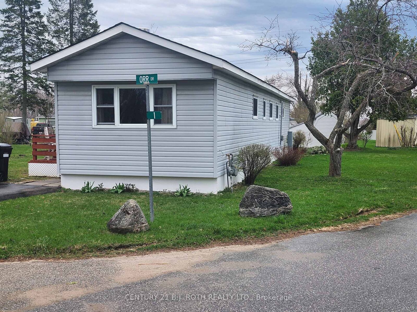 Photo de la propriété:  1 Orr Drive  ON L3V 0P9 