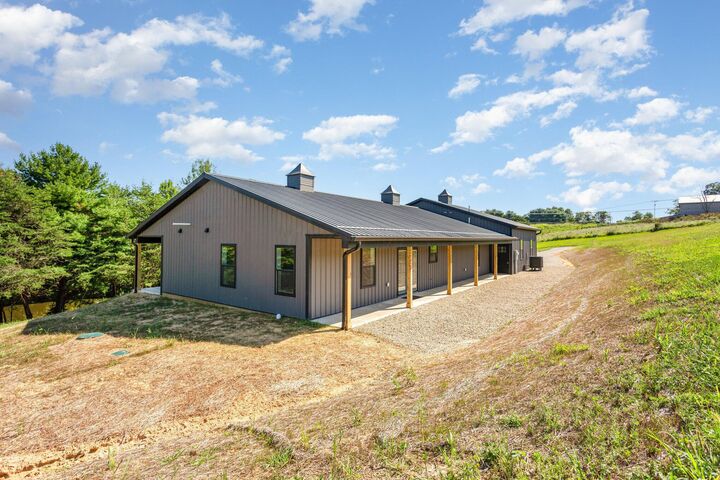 Property Photo:  8215 Pleasantview SE Road  OH 43107 