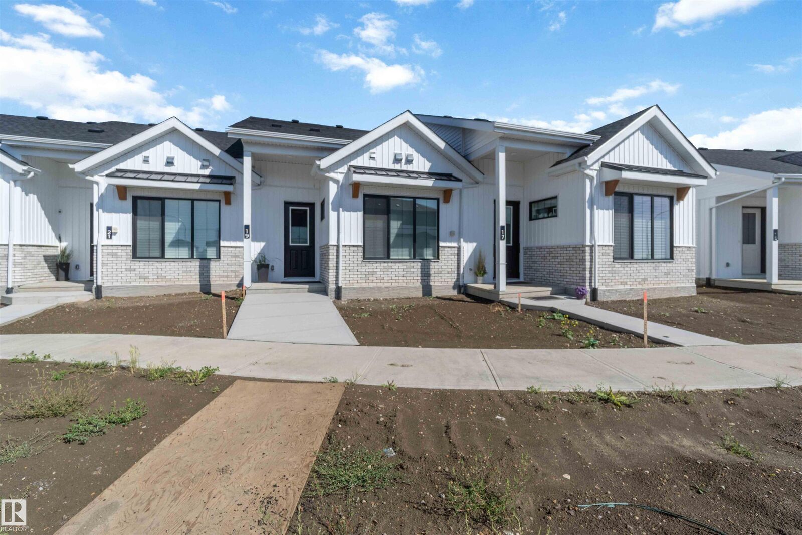 Property Photo:  19 Deer Meadow Crescent  AB T8L 1Z4 