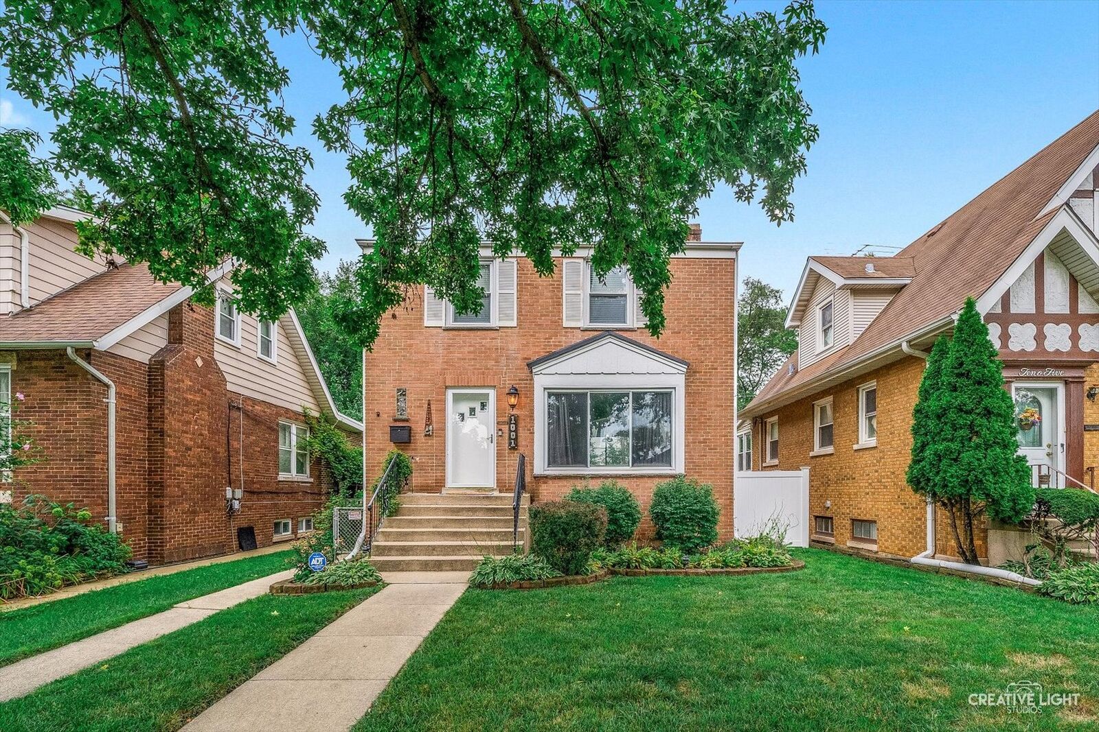 Property Photo: 1001 Manchester Avenue IL 60154