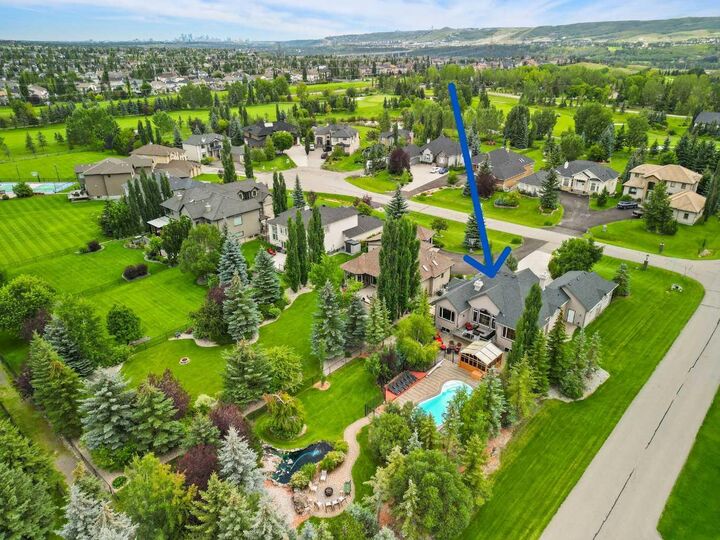 Property Photo:  4 Lynx Meadows Court  AB T3L 2M1 