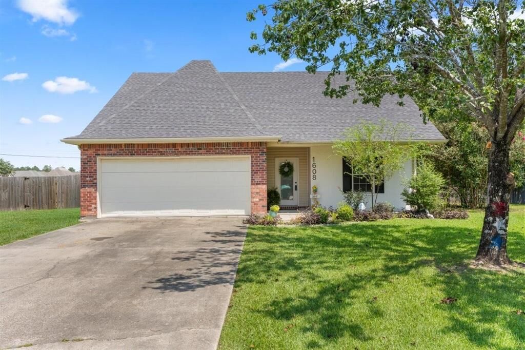 Property Photo: 1608 N Michael Square N LA 70611
