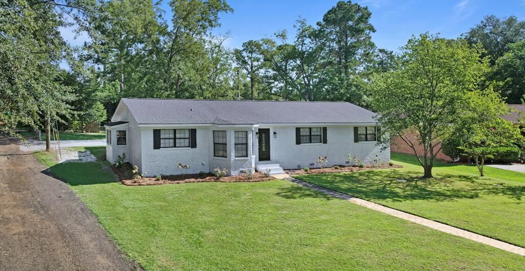 Property Photo: 1214 Sharon Avenue GA 31707
