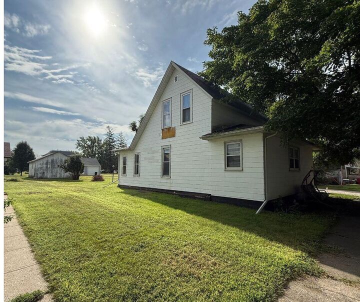 Property Photo: 1620 Desota Street IA 50075