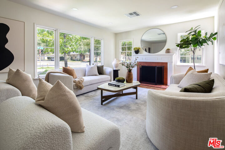 Property Photo:  2286 E Dudley St  CA 91104 
