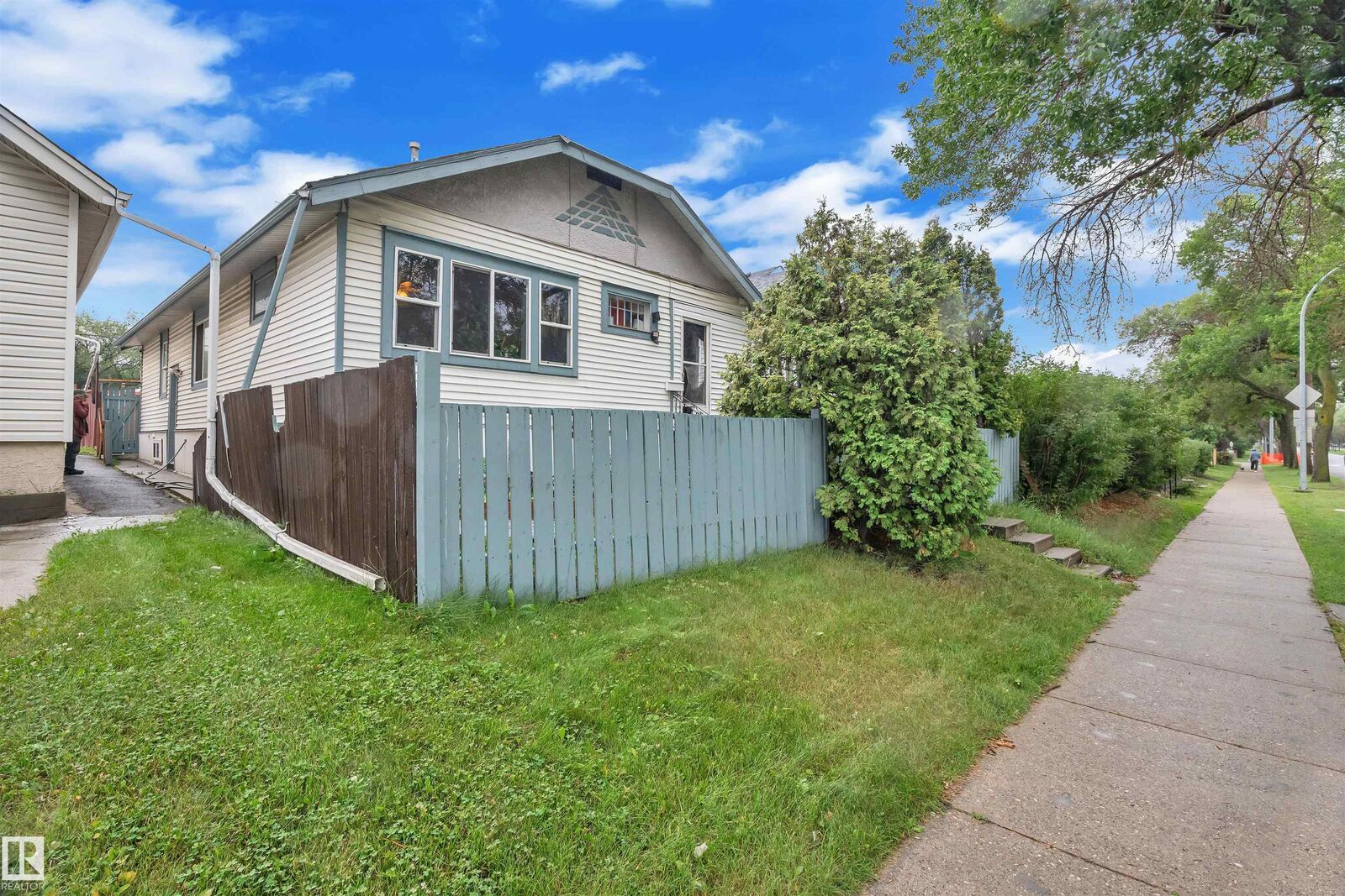 Property Photo:  11725 97 Street NW  AB T5G 1Y3 