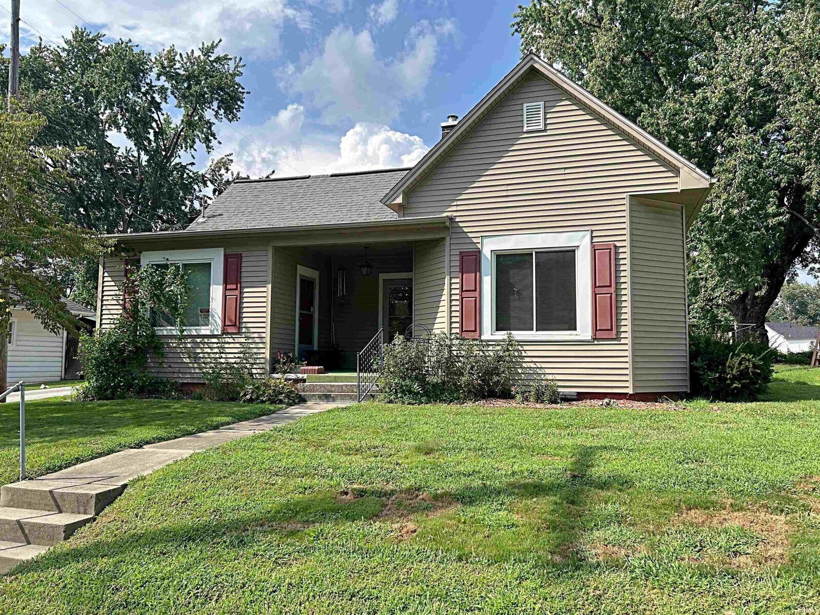 Property Photo:  902 Center Street  IN 47501 