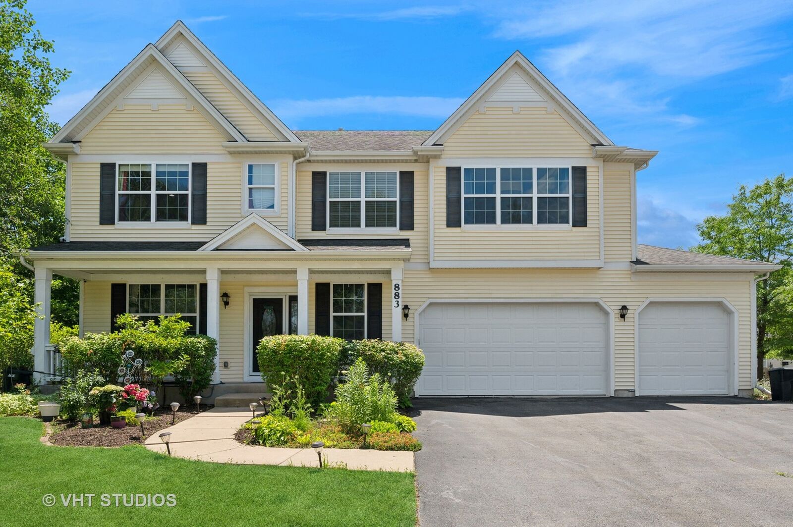 Property Photo: 883 W Courtland Street IL 60060