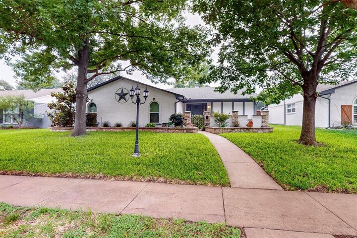 Property Photo: 11142 Cactus Lane TX 75238