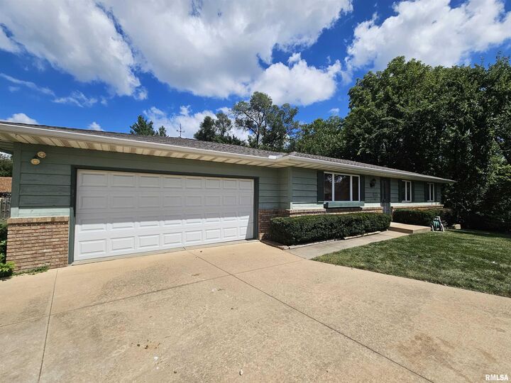 Property Photo: 108 Stuaan Court IL 61607