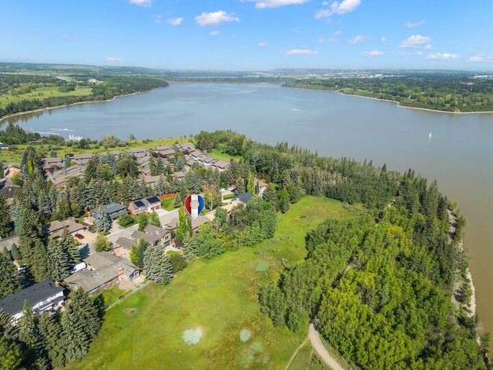Property Photo: 36 Baycrest Place SW AB T2V 0K6