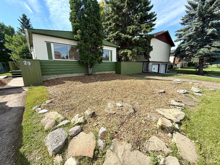 Property Photo: 29 7 Avenue SE AB T1V 1E9
