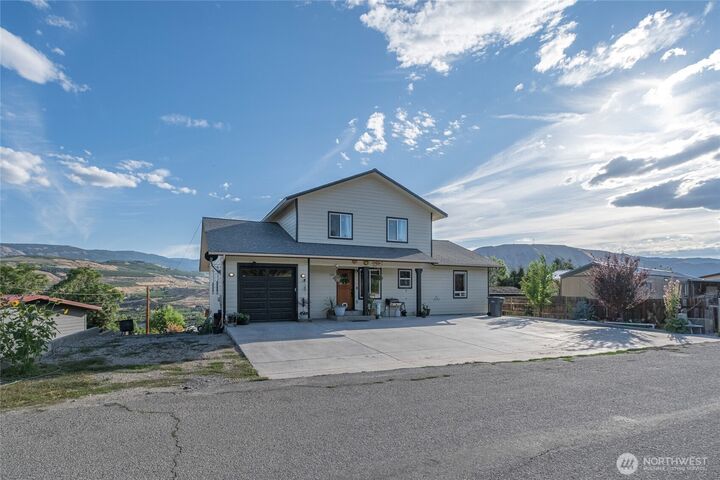 Property Photo: 2116 Canal Boulevard WA 98802