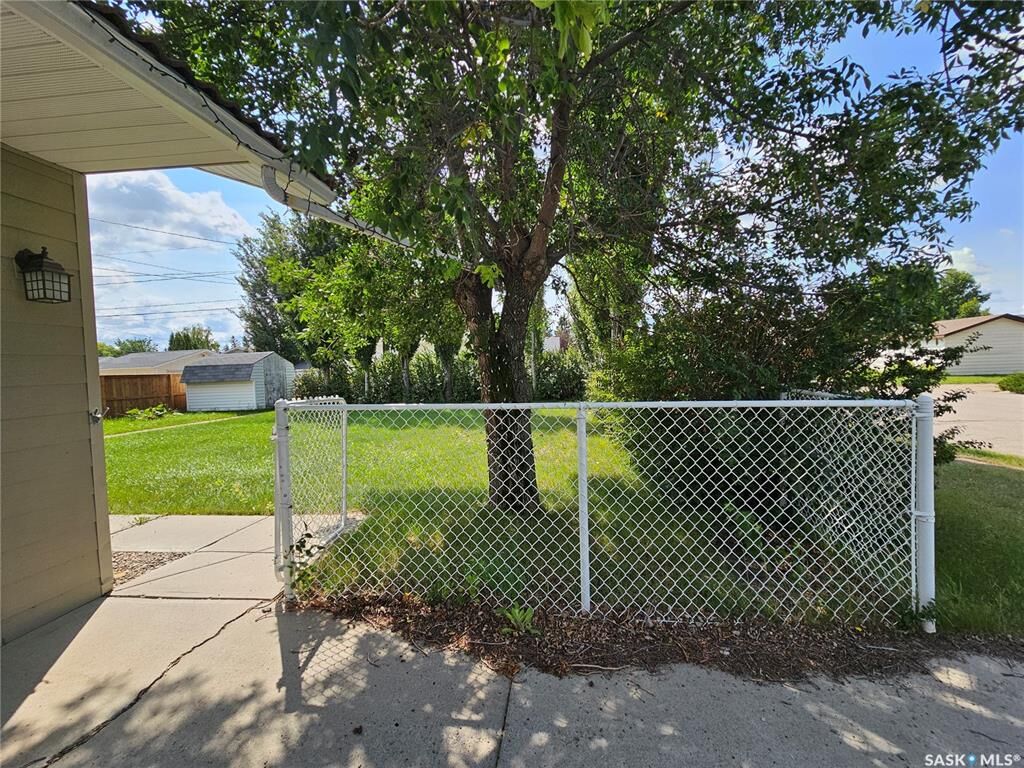 Property Photo:  464 5th Avenue W  SK S0K 4L0