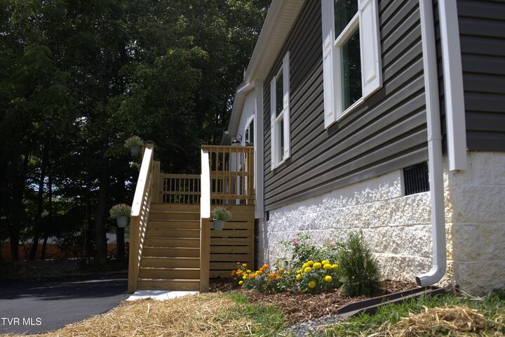 Property Photo: 1324 East Lakeview Drive TN 37601
