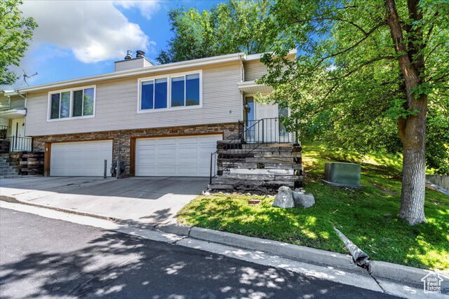 Property Photo: 7869 S Honeywood Hill Ln UT 84121